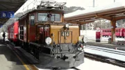 Züge am Bahnhof St. Moritz.