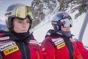 Die Schweizer Skirennfahrerin Delia Durrer (l.)