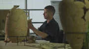 Ido Koch betrachtet zuvor gefundene Artefakte in der Tel Aviv Universität in Tel Aviv, Israel.