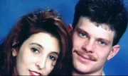 Fall 1: Tödliche Falle Das junge Ehepaar Renee und Brent feiert seinen Hochzeitstag und macht einen romantischen Strandspaziergang. Plötzlich wird Brent erschossen...