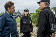 Kann Loretta (CCH Pounder, l.) Brody (Zoe McLellan, M.) und Pride (Scott Bakula, r.) sagen, was den Navy-Taucher Charles Green umgebracht hat?