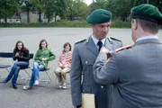 Nach Beendigung seiner militärischen Laufbahn beschließt der allein erziehende Vater dreier Töchter, einen beruflichen Neuanfang zu wagen - als Lehrer. Unglücklicherweise landet er an der Schule seiner Töchter.