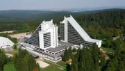 Der Film erzählt auch den wohl spektakulärsten Spionagekrimi der DDR, welcher im nobelsten Hotel vor Ort, dem weit über die Grenzen Oberhofs berühmten PANORAMA eingefädelt wurde.