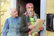 Gregor erkennt, dass er völlig erschöpft ist, und Fanny beobachtet das geschockt. Von links: Theresa Brunner (Ursula Erber) und Fanny Brunner (Katrin Lux).