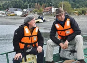 Kulturexperte Renato Cardenas und Reto Brennwald in Tenaun, Insel Chiloé, Chile.