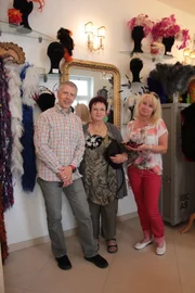 Federschmücker Norbert Tlusti mit den Passagierinnen Eveline Paschke (Mitte) und Claudia Löb im Atelier "Renato & Co." in Wien.
