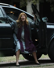 Die Wehen setzen ein und die Geburt ihrer Zwillinge scheint unaufhaltsam: Vivien (Connie Britton)