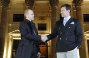 Gerrit (Lars Löllmann, l.) trifft sich mit Lord Lanford (Dale Raley, r.), um ihn für seine Geschäftsidee zu begeistern ...