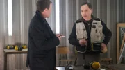 Auch Ackermanns Vereinskollege Roth (Rainer Laupichler, r.) weiß nur Gutes über Ackermann zu berichten. Mit seiner Hilfe kann zumindest der Todeszeitpunkt recht genau eingegrenzt werden, denn am Abend zuvor war Ackermann noch spät im Schützenverein. Kommissar Sven Herzog (Michael Härle, l.) ermittelt.