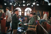 Josh (Mark Feuerstein, Mitte l.); Walter Michaelson (Michael Showalter, Mitte r.).