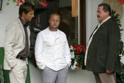 Die Kommissare Korbinian Hofer (Joseph Hannesschläger, r.) und Sven Hansen (Igor Jeftic, l.) befragen den Haupverdächtigen Stefan Hilbinger (Martin Weinek, m.)