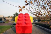 Am Eingang grüßt ein gigantischer Lego-Stein.