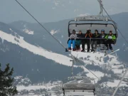 v.l.n.r.: Joel, Tom, Kameramann, Philipp, Felix und Lukas im Sessellift.