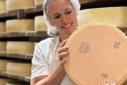 Einstein - Was macht ihn so einzigartig? Kathrin Hönegger hält einen Käselaib in der Hand.