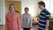 Petra Ackermann (Julia Grimpe, l.) kann sich nicht erklären, wer ihren Mann getötet haben kann. Er war überall beliebt und auch als sehr wohltätig bekannt. Nun bleibt sie ganz allein mit ihrem Sohn Martin (Kai Malina, r.) zurück. Dem scheint der Tod der Vater allerdings nicht sehr nahe zu gehen. Kommissarin Börensen (Claudia Schmutzler, m.) ermittelt.