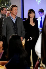 Jana und Selby Vickers wurden am Vorabend ihres fünfzehnjährigen Klassentreffens ermordet. Der Mentalist Patrick Jane (Simon Baker, l.) und seine Vorgesetzte Teresa Lisbon (Robin Tunney, r.) besuchen das Klassentreffen und erfahren, dass Selby einst der Schule verwiesen wurde, weil er seinen Mitschüler Derek Logan zum Gespött der Schule gemacht hatte ...