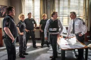 Haller (Hannes Hellmann, r.) und die Kollegen des PK 21, Hans Moor (Bruno F. Apitz, l.), Franzi Jung (Rhea Harder-Vennewald, 2.v.l.), Tarik Coban (Serhat Cokgezen, 3.v.l.) und Claudia Fischer (Janette Rauch, 3.v.r.) sind von der Vorgehensweise des LKA Einsatzleiters Lothar Retzky (Steffen C. Jürgens, 2.v.r.) nicht überzeugt.