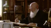 Charles Darwin (Manfred Eibisch) im Alter von 67 an seinem Schreibtisch in Down House.