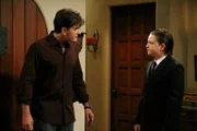 Jake (Angus T. Jones, r.) hat sich in Milly, die Tochter von Jess verliebt und bittet Charlie (Charlie Sheen, l.), ein gemeinsames Essen zu arrangieren.