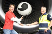 Willi mit Mechaniker Uwe vor einer Flugzeugturbine in der Lufthansa Werft Frankfurt.