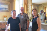 Gabriele und Klaus Gosda mit Mme Devillers im Château de Chamirey.
