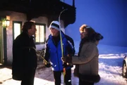 "Soko Kitzbühel", "Todeslauf." Während des "Koasa-Laufs", des weltweit bekannten, internationalen Ski-Langlaufwettbewerbes in der Nähe von Kitzbühel, an dem auch Karin Kofler teilnimmt, wird Ferdinand Alber, der Besitzer der Wachsfirma "Albex & Partner", ermordet. Er wurde offenbar mit einem Biathlon-Gewehr erschossen. Karin und Andreas stoßen im Biathlon-Trainingszentrum auf Horst Schellhammer, den Betreuer der Biathleten. Der ist an der Wachsfirma von Alber beteiligt und würde von dessen plötzlichen Tod profitieren. Aber auch der Biathlet Philipp Schnabel und dessen Vater sind verdächtig. Der Ermordete soll dem alten Schnabel ein spezielles Wachsrezept gestohlen haben. Wachsspuren, aber auch mysteriöse farblose Kügelchen und ein - zur Verwunderung der Gräfin - als Langläufer überraschend erstarkter Hannes Kofler beschäftigen in der Folge das Kitzbüheler Ermittlerduo. Im Bild (v.li.): Franz Xaver Kroetz (Franz Schnabel), Heinz Marecek (Hannes Kofler), Andrea L'Arronge (Gräfin Schönberg).