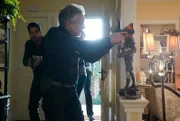 Luke Alvez (Adam Rodriguez, l.); David Rossi (Joe Mantegna, r.)