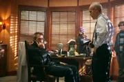 Kein Arzt war bisher in der Lage, die rätselhafte Krankheit von Jason (Zeljko Ivanek, r.) zu diagnostizieren. Mit Waffengewalt will er House (Hugh Laurie, l.) dazu bringen, ihn zu behandeln ...