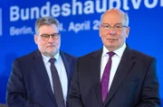SWR DIE POLIZEI UND DER RASSISMUS, "Alles nur Einzelfälle?" Polizeigewerkschafter auf Verteidigungskurs: DPolGChef Rainer Wendt (re.) und sein Stellvertreter Ralf Kusterer aus Baden-Württemberg sehen keinen strukturellen Rassismus in der Polizei.