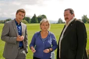 Angela Habach (Andrea Wildner) schildert den Kommissaren Sven Hansen (Igor Jeftic, l.) und Korbinian Hofer (Joseph Hannesschläger, r.) ihre Beobachtungen.