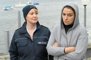 Nele Fehrenbach (Floriane Daniel, l.) befragt die Kellnerin Lena Teuber (Jaëla Probst, r.) zu den Geschehnissen im Restaurant.