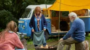 Mutter Ruth (Deborah Findlay) macht mit dem ganzen Defoe Clan einen Campingausflug.