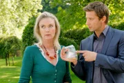Kommissar Sven Hansen (Igor Jeftic) nimmt Möbelhausbesitzerin Erika Bernauer (Birte Berg) in die Zange.
