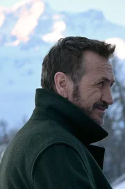 Der Kommissar Rocco Schiavone (Mario Giallini), im Rang eines Vice-Questore, ist nicht das, was man unter einem vorbildlichen Polizisten versteht. Er ist nicht nur launisch und zynisch, er nimmt es auch mit dem Gesetz nicht allzu genau. Aus disziplinarischen Gründen wurde der eingefleischte Römer in die italienischen Alpen versetzt – ins Aostatal.