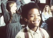 Nach anfänglichen Schwierigkeiten hat Solomon (Todd Bridges, vorne) in der Schule seine ersten Erfolge. Besonders Laura (Melissa Gilbert, l.) freut sich sehr darüber.