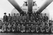 Die Crew vor der "USS Indianapolis". Ein Kriegsschiff der United States Navy. Es wurde am 30. Juli 1945 während des Pazifikkriegs von einem japanischen U-Boot versenkt.