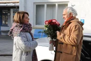 Rosi ist überrumpelt, als Karl sie bei ihrem unverbindlichen Treffen scheinbar mit roten Rosen überrascht. Von links: Rosi Kirchleitner (Brigitte Walbrun) und Karl (Hansa Czypionka).
