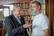 Albers (Heinrich Schafmeister) besucht Wilsberg (Leonard Lansink, li.) - der erkennt Albers Schuhe wieder.