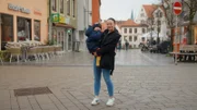Sandra wurde mit 14 Jahren versehentlich schwanger. Ihr erster Instinkt ist, das Baby nicht zu bekommen. Nachdem sie die Herztöne hört, entscheidet sie sich für das Baby.
