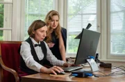 LKA-Kollegin Jelena Pawlowa (Marina Weis, l.) soll belastendes Beweismaterial von Roman Gregorowitschs Computer sichern, Nina Sieveking (Wanda Perdelwitz, r.) kommt ein Verdacht.