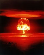 Dreiteilige Dokumentation zur Entstehung und Entwicklung des Kalten Krieges in Deutschland unter dem Druck der beiden führenden Weltmächte USA und Sowjetunion. Atomexplosion über Bikini-Atoll 1954.