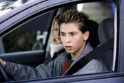 Reese (Justin Berfield) kann kaum glauben, was er da im Rückspiegel sieht.