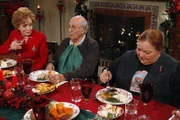 Das Fest der Liebe: Evelyn (Holland Taylor, l.), Marty (Carl Reiner, M.) und Berta (Conchata Ferrell, r.) ...