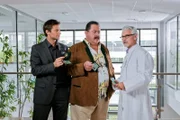 Dr. Heinz Berger (Alexander Pelz, r.) ist überrascht, als die Kommissare Korbinian Hofer (Joseph Hannesschläger, m.) und Sven Hansen (Igor Jeftic, l.) ihn zur Tat befragen.