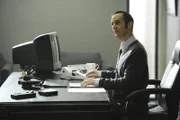 1994: Über den Besuch von Tate in seinem Büro ist Larry Harvey (Denis O'Hare) verwundert. Noch ahnt er nichts von dessen Vorhaben ...