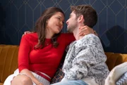 Maxi (Katharina Scheuba, li.) freut sich über ihr Glück mit Henry (Elias Reichert, re.).