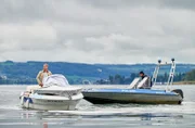 Paul Schott (Tim Wilde, r.) stellt Mikey Radny (Martin Wißner, l.) nach einer Verfolgungsfahrt auf dem Bodensee, weil der versucht hatte sich einem Verhör zu entziehen.