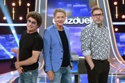 Moderator Jörg Pilawa mit den Kandidaten des Teams „Comedy“: Die Comedians Atze Schröder und Paul Panzer.