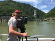Kameramann Florian Wolff vor dem Felsenrelief Decebl am Eisernen Tor in Rumänien.
