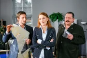 Die Cops Hofer (Joseph Hannesschläger, r.) und Hansen (Igor Jeftic, l.) haben Beweise, dass Sabine Jung (Katja Lerchthaler) lügt.